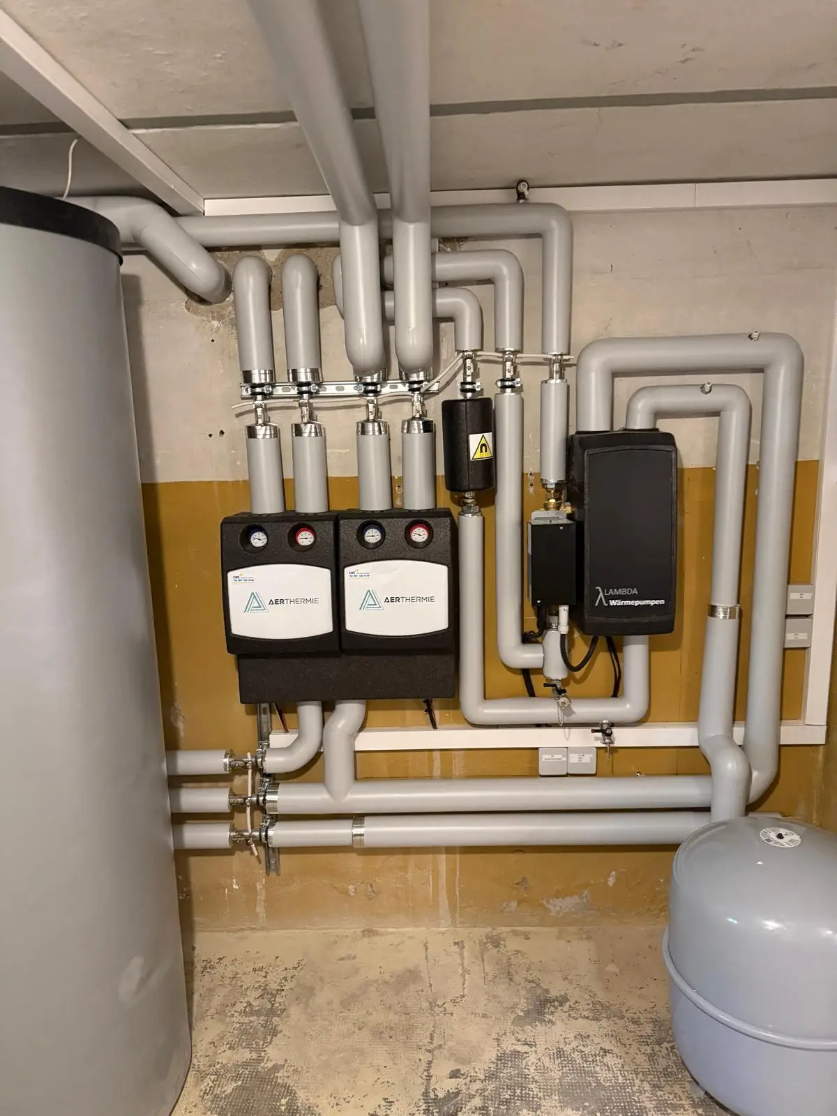 Isolierte Heizungsverteiler und Rohrleitungen mit Pumpengruppen in einem Technikraum
